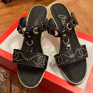 Onex black&gold sandal.S7.Made inUSA by European shoemaker.Leather&gold metal